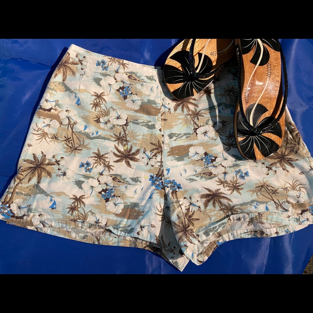Tropical print shorts 🌴🌺